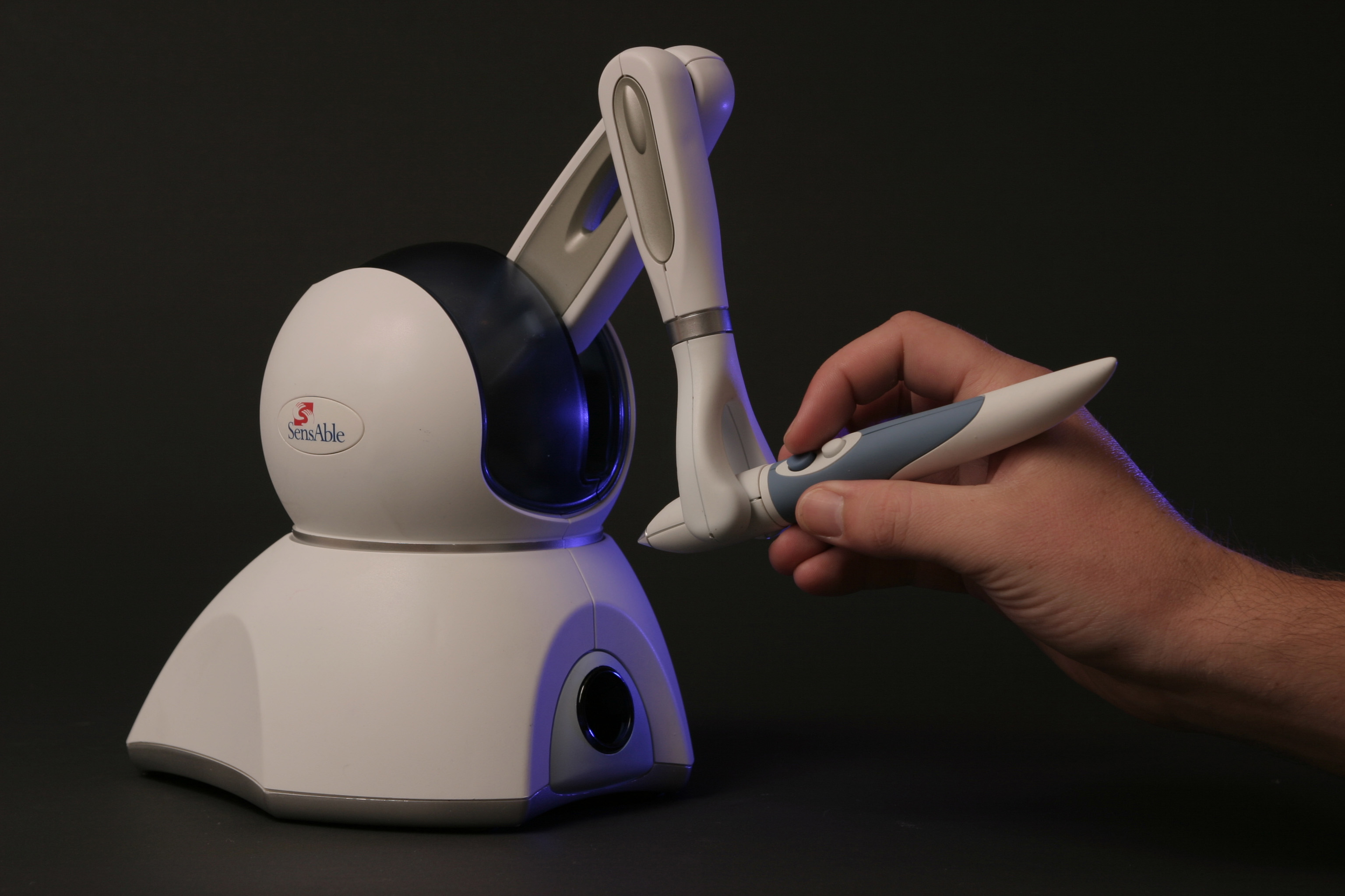 Il dispositivo aptico Phantom Omni di SensAble Tecnologies.